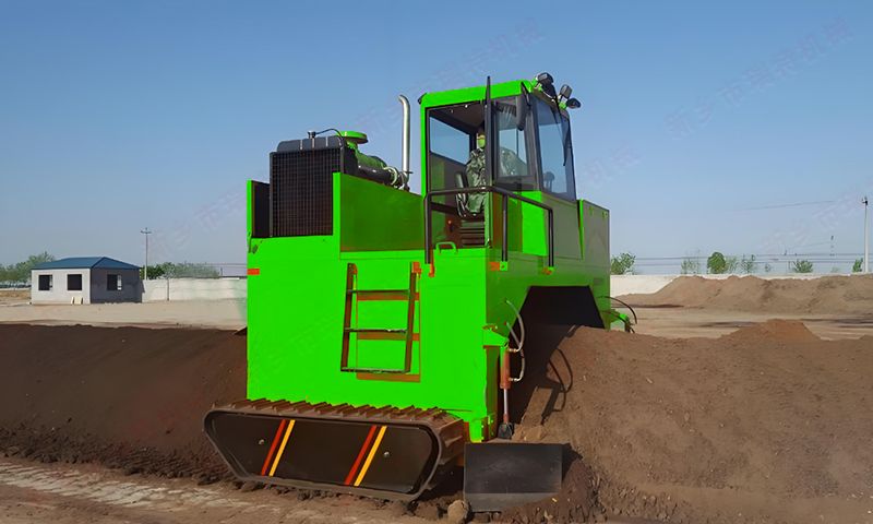 履帶式翻堆機如何實現(xiàn)高粘物料無粘高效作業(yè)